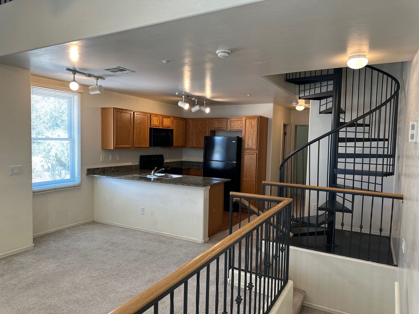 Comfort with Resort-Style Living 2BED/2BATH in Gilbert!  *New WASHER and DRYER**