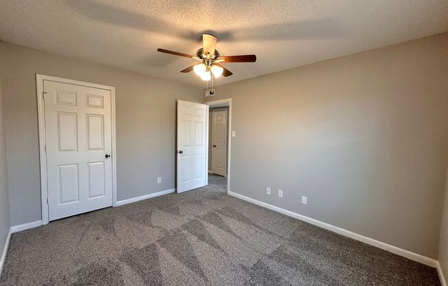 3 beds, 1 bath, 820 sqft, $1,398, Unit 231w