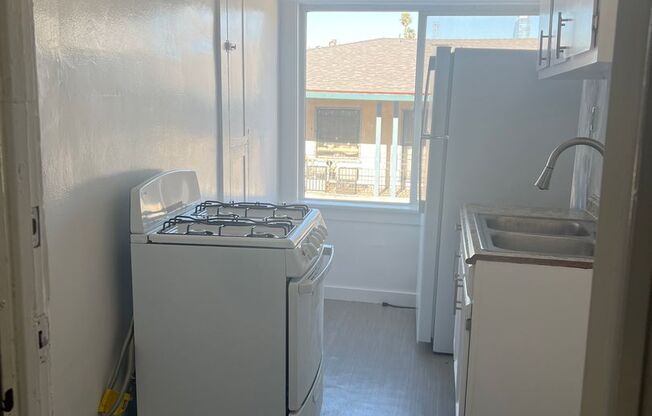 Studio Apartment $1350 Move In Today!!