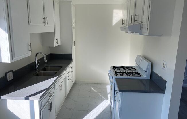 1 bed, 1 bath, $2,195, Unit J