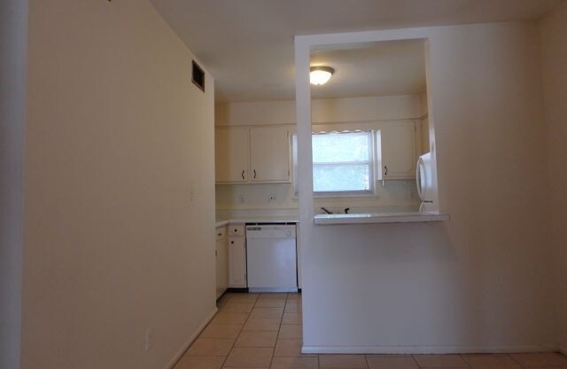 2 beds, 1.5 baths, $995, Unit 5