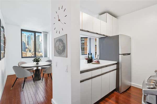 500 W 43 ST