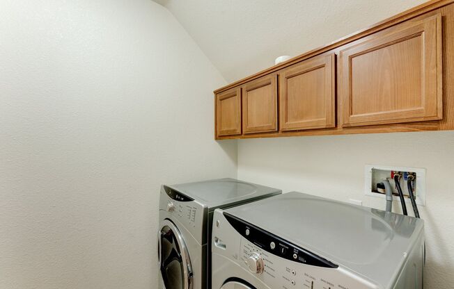 END UNIT IN BEAUTIFUL MISSION PLACE CONVENIENCE + SECURITY | TWO MASTER SUITES