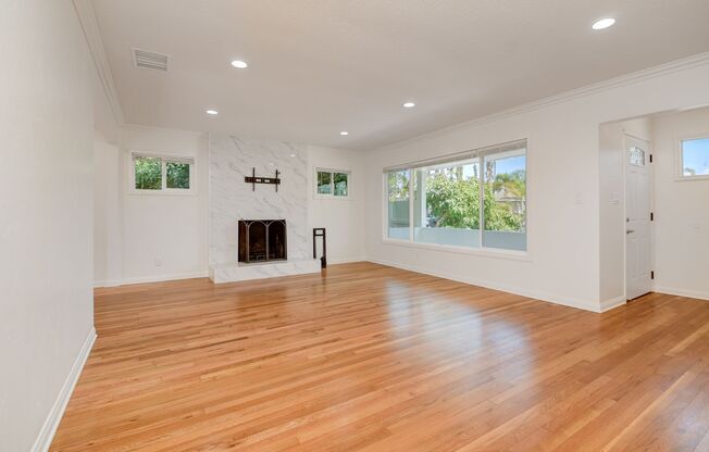 3 Bedroom House in the Heart of Pacific Beach! 2 Car Garage! Washer and Dryer!