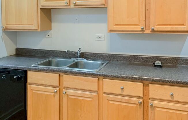 2 beds, 1 bath, 1,015 sqft, $3,100, Unit 2450-302