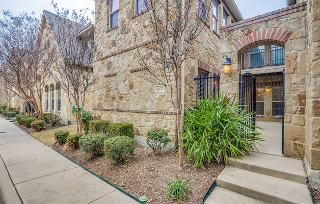 Sophisticated Townhome Ready to Move In!