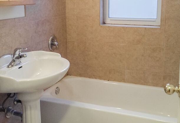 2 beds, 1 bath, 920 sqft, $1,995, Unit 2000-2D