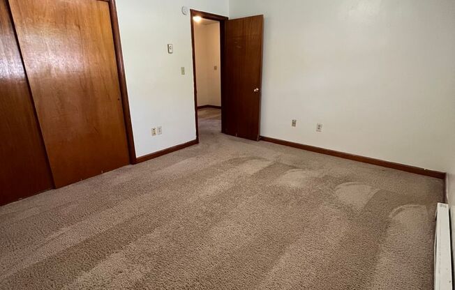 2 beds, 1 bath, 903 sqft, $1,150, Unit I-1