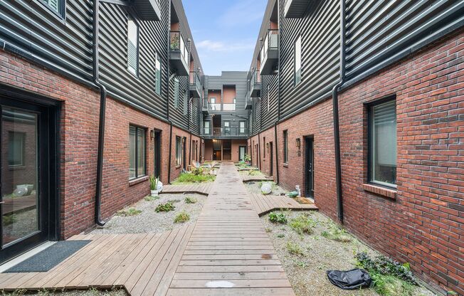 4 Bed 3.5 Bath Townhomes 2176 sqft