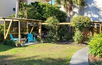 Secluded 1/1 located within walking distance of Jacksonville Beach!