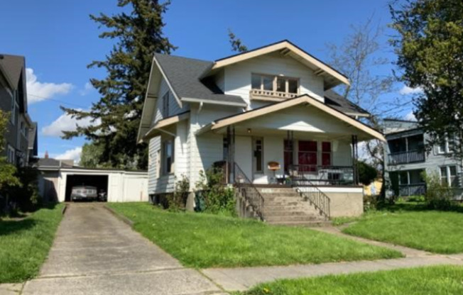 Spacious 4 Bedroom Home in the Lettered Streets Neighborhood!