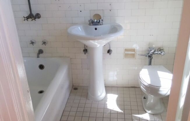 Studio, 1 bath, 240 sqft, $1,100, Unit 617A