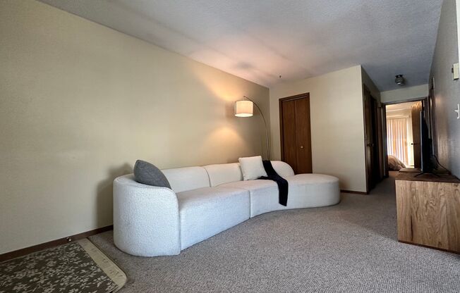 2 beds, 1 bath, $1,075