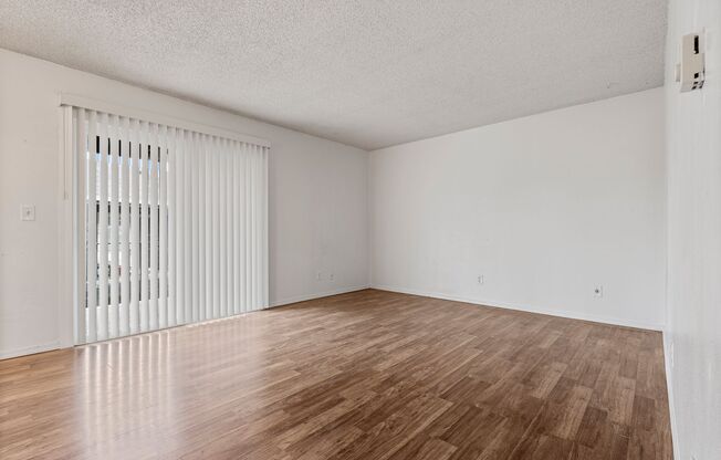 2 beds, 1 bath, 864 sqft, $1,349, Unit #10