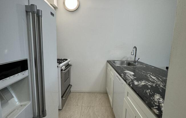 1 bed, 1 bath, 700 sqft, $4,400, Unit 25B