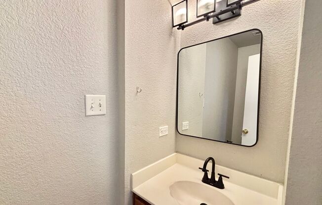 Spacious 3 beds, 2.5 baths in Bristol Forest!