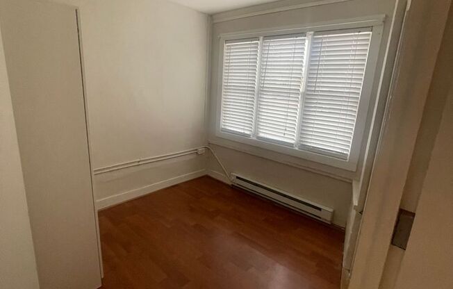 3 beds, 1 bath, 1,477 sqft, $1,600