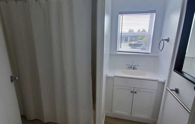 2 Bedroom, 1 Bathroom Home with a Den for Rent!