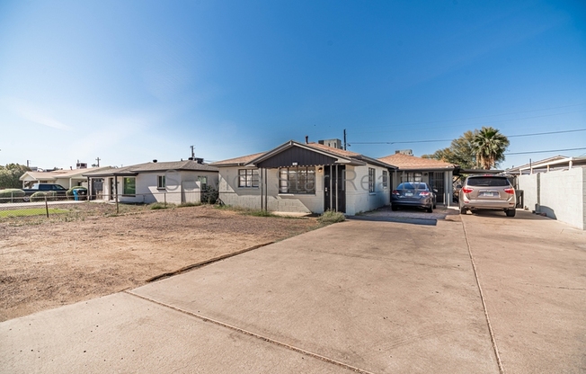 1926 E OSBORN RD