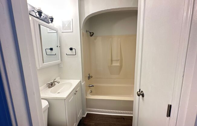 2 Bedroom Unit Close to Downtown