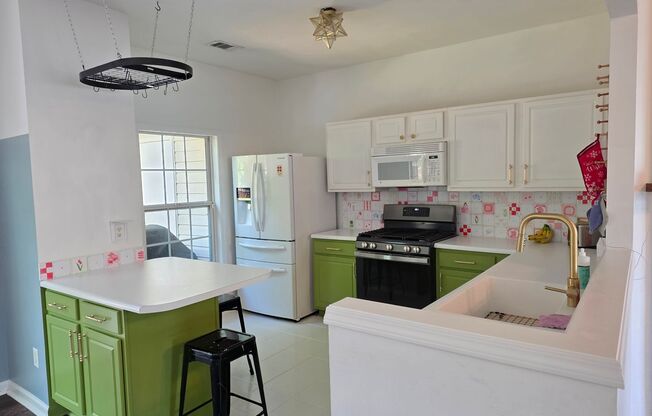 Rare 3 bed 2.5 bath Townhome located in Kennesaw