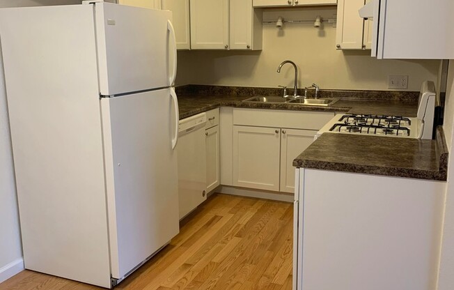 2 beds, 1 bath, $1,000, Unit 108