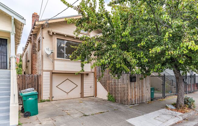 Charming 2-Bedroom Home with Spacious Backyard in Oakland!