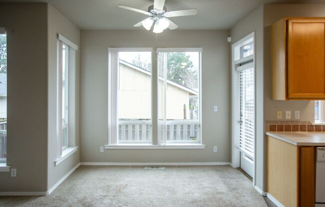 3 Bedroom Town Home Close to Nike Available !