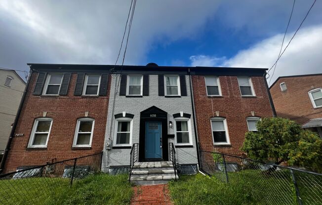 Lovely 2 BR/2 BA Townhome in Riggs Park!