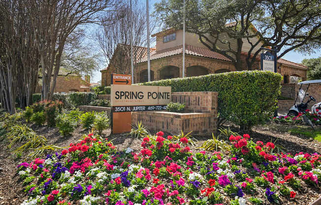 A sign that says Spring Ponte in front of a building.