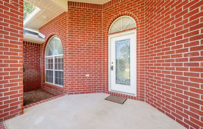 Spacious Home in Navarre!