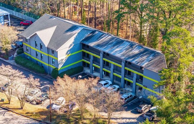 5104 Hollyridge Drive