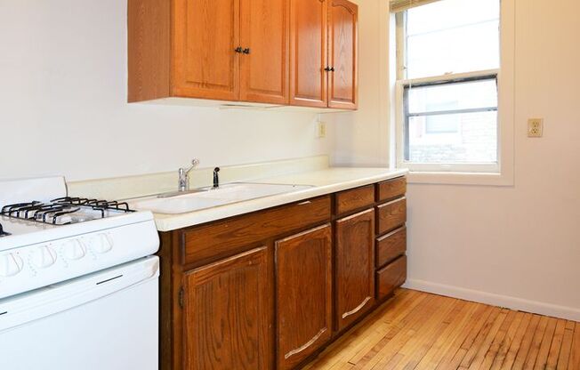 1 bed, 1 bath, 410 sqft, $985, Unit 3 - 31