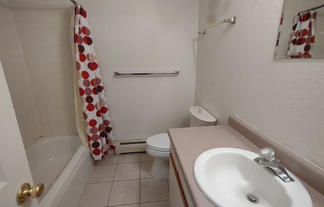 2 beds, 1 bath, $925, Unit M73A-M73A