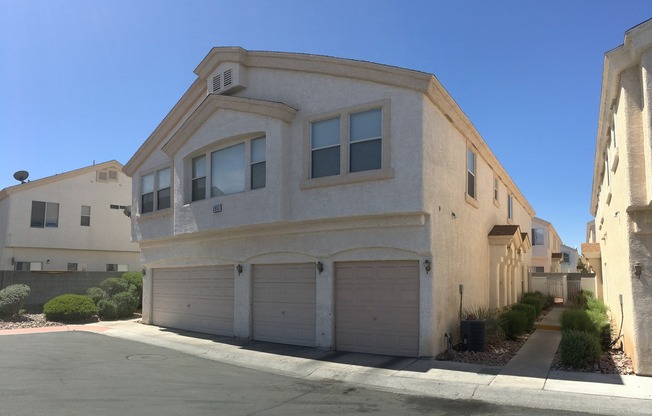 Gorgeous 2Bed/2.5Bath, 2-Story Town-Home located in Henderson