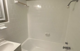 1 bed, 1 bath, $1,400, Unit R24-4