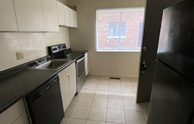 2 beds, 1 bath, $750, Unit 9983C