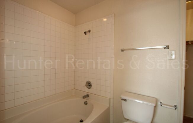 3 beds, 2 baths, $1,150, Unit Unit B