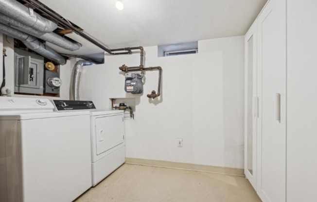 2 beds, 1 bath, $2,300