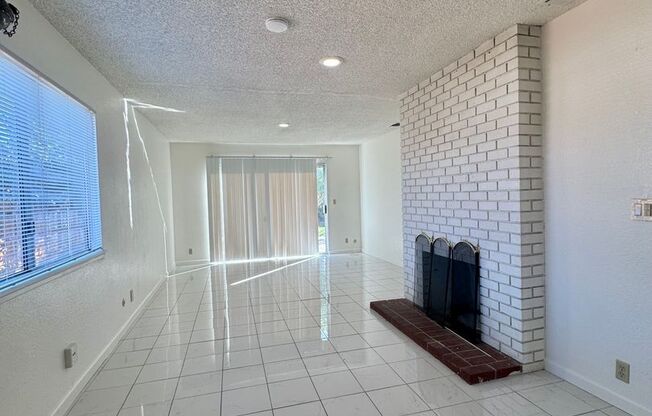 Beautiful single story home 3bedrooms, 2baths. located in Pocket area!!