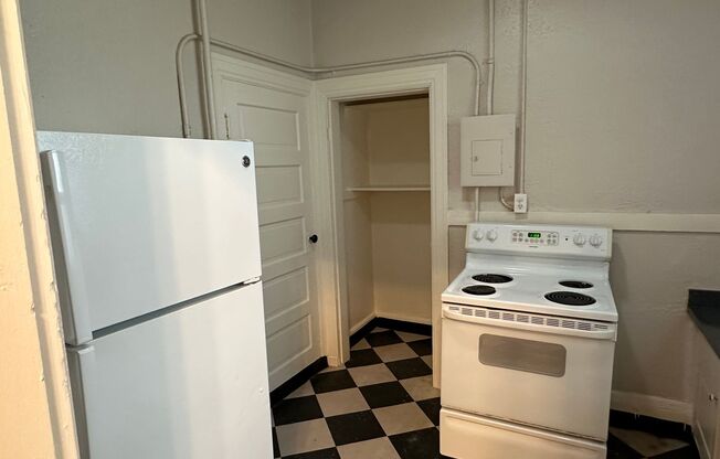 1 bed, 1 bath, 450 sqft, $1,050, Unit 201