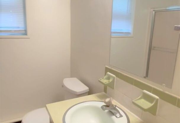 2 beds, 1 bath, 903 sqft, $1,340, Unit J-10