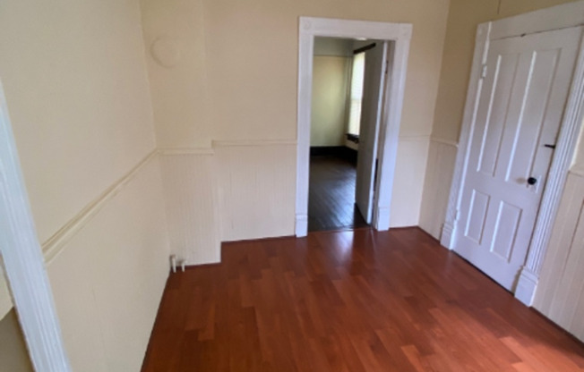 2 beds, 1 bath, $1,295