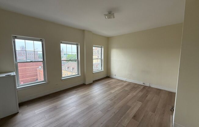 2 beds, 2 baths, 1,772 sqft, $2,200, Unit Old King Edward 61