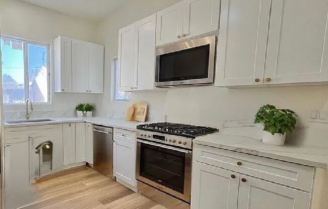 Beautiful Newly Remodeled HUGE 3 bedroom
