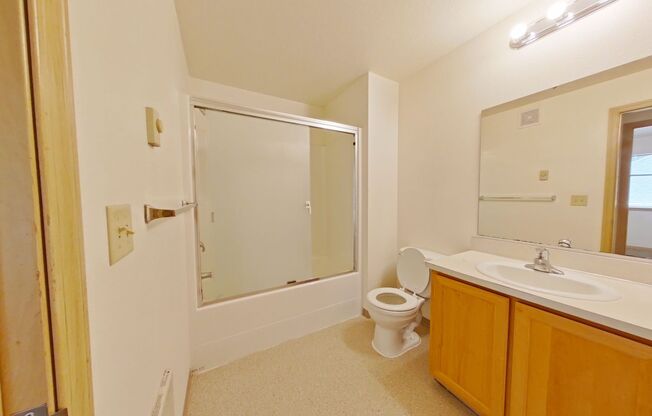 2 beds, 1 bath, $1,600, Unit 8