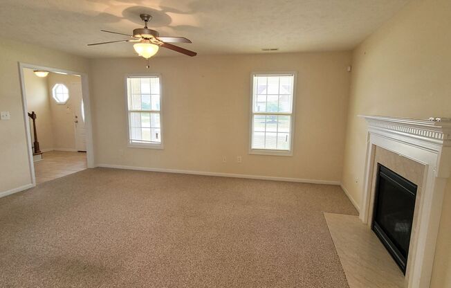 Beautiful 3 bedroom, 2.5 Bath home Minutes from Shopping & Easy Access to Highway for Travel.