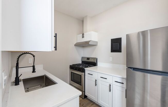 Fully Renovated Studio - Near PDX Airport - MUST SEE!