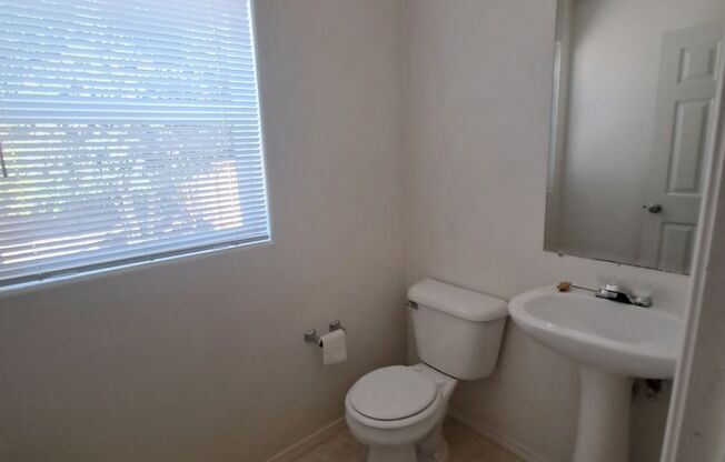 Beautiful Bright 3 bedroom - A/C  - Move in ready !!!!