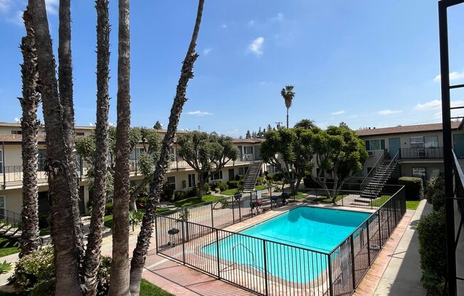 STUNNING APARTMENT! GREAT LOCATION! POOL PROPERTY